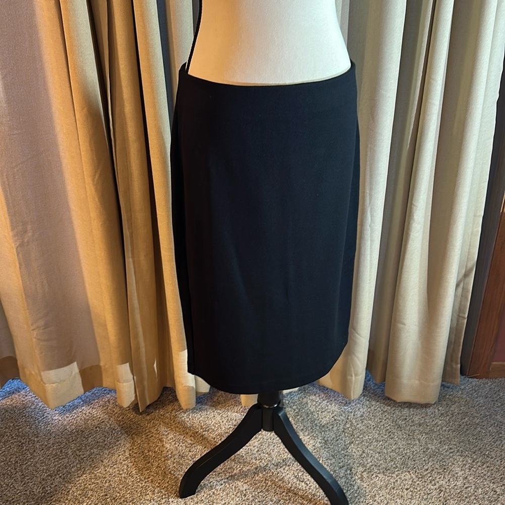Premise Studio Black Stretch Skirt Size 8 – Classic, Comfortable & Versatile.